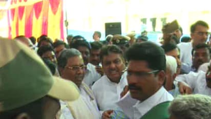 ಸಾರ್ವಜನಿಕರ ಸಮ್ಮುಖದಲ್ಲಿ ಹೊಡೆದಾಡಿಕೊಂಡ ಪೊಲೀಸರು ಮತ್ತು ಕಾಂಗ್ರೆಸ್ ಕಾರ್ಯಕರ್ತರು!