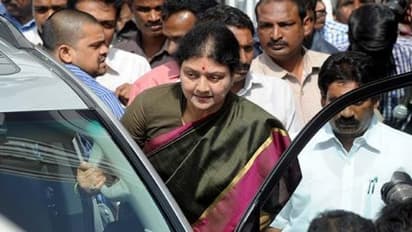 "சிறையில் சிறப்பு சலுகைகள் பெற சசிகலா மாதம் ரூ.10 லட்சம் லஞ்சம் தருகிறார்" - குமாரசாமி பகீர் குற்றச்சாட்டு