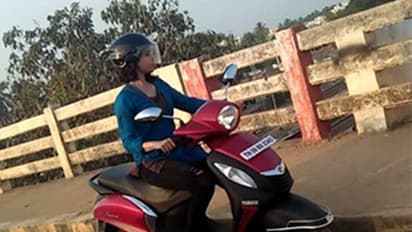 సమంత స్కూటీపై పబ్లిగ్గా షికారు చేస్తోంది..