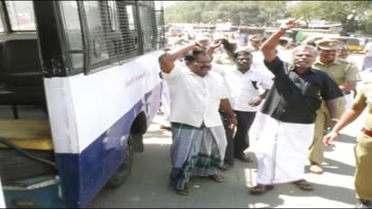 எம்.எல்.ஏ-வே வெளியேறு; எதிர்ப்பு தெரிவித்த தீபா பேரவையினர் 22 பேர் கைது…