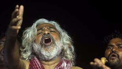 ప్రభుత్వంతో చర్చలు: మావోలను అడవి నుండి హైద్రాబాద్ కు తీసుకొచ్చిన గద్దర్