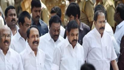 "சிறையில் உள்ள சசிகலாவிடம் ஆலோசனை கேட்பதா?" - முதல்வர் உட்பட 4 அமைச்சர்களுக்கு நோட்டீஸ்!!