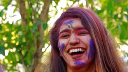 'അഡാര് ലവ്' നായിക പ്രിയയുടെ ഹോളി ആഘോഷം; വീഡിയോ വൈറലാകുന്നു