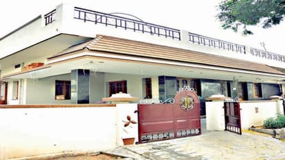 ஆசிரியர் வீட்டில் மர்மநபர்கள் கைவரிசை; கோவிலுக்கு சென்றுவிட்டு திரும்புவதற்குள் 60 பவுன் நகைகள், ரூ.7 இலட்சம் திருட்டு…