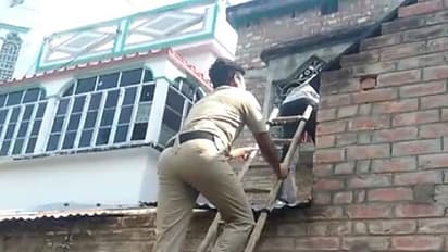 സൂര്യപ്രകാശം പോലും കാണാതെ 5 വര്ഷം; യുവതിയെയും കുഞ്ഞിനെയും പൊലീസ് രക്ഷപെടുത്തി