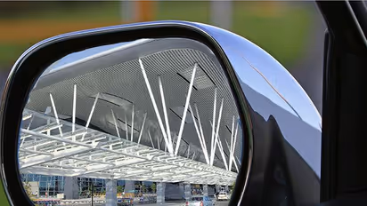 కారు వెనుక అద్దంపై కులం పేరు.. ఛలాన్ వేసిన పోలీసులు..!