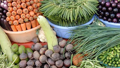 ಬೀನ್ಸ್, ಸೊಪ್ಪು ಅಗ್ಗ : ಈರುಳ್ಳಿ ಕ್ಯಾರೆಟ್ ತುಟ್ಟಿ