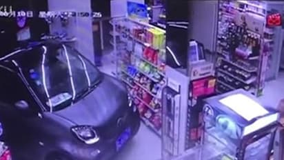 മഴനനയാന് മടി; കാർ കടയ്ക്കകത്തു കയറ്റി സാധനം വാങ്ങി!