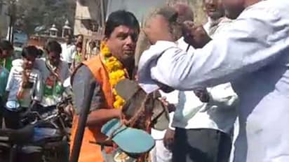 വോട്ട് ചോദിച്ചെത്തിയ ബിജെപി സ്ഥാനാര്ത്ഥിയെ ജനം സ്വീകരിച്ചത് ചെരുപ്പുമാലയണിയിച്ച്: വീഡിയോ