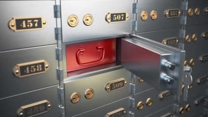 గద్వాల జిల్లాలో వందేళ్ల నాటి లాకర్: ఓపెన్ చేస్తే.....