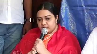 బూతు కామెంట్లు తట్టుకోలేను.. రాజకీయాలకు జయ మేనకోడలు గుడ్బై