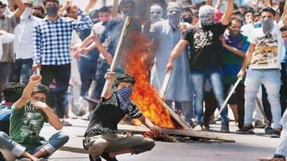 காஷ்மீரில் ராணுவ முகாம் மீது தீவிரவாதிகள் தாக்குதல் 3 வீரர்கள் உயிரிழப்பு 2 தீவிரவாதிகள் சுட்டுக்கொலை