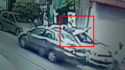 ಅಪಘಾತ ತಪ್ಪಿಸಿಕೊಂಡವಳ ಮೇಲೆ ಮತ್ತೆ ಕಾರು ಹತ್ತಿಸಲು ಬಂದ!