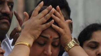 உங்க அம்மா கிட்ட கேளுடா பன்னி மூஞ்சி, ஏன்டா என்னை ஃபாலோ பன்ற? நாற் நாறாய் கிழித்த குஷ்பூ