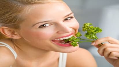 தினமும் நாம் பயன்படுத்தும் இந்த பொருட்கள் வாய் துர்நாற்றத்தை போக்கும் தன்மை கொண்டது…