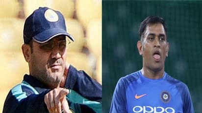 మైదానంలోకి దూసుకొచ్చిన ధోనీపై సెహ్వాగ్ సంచలన వ్యాఖ్యలు