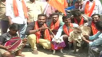 പ്രണയ ദിനത്തില് പട്ടിയെയും കഴുതയെയും വിവാഹം കഴിപ്പിച്ച് പ്രതിഷേധം