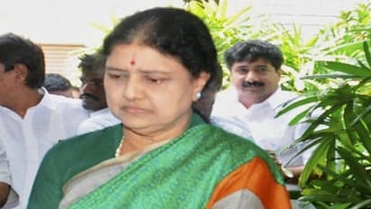 "தேர்தலில் போட்டியிடவே தகுதியில்லாதவர் சசிகலா... அவர் எப்படி தினகரனை தேர்ந்தெடுத்தார்?" - ஓபிஎஸ் வழக்கறிஞர்கள் வாதம்