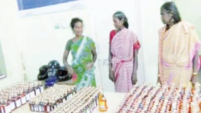 மூட்டை மூட்டையாய் சாராயம் கடத்தி வந்த மூன்று பெண்கள் கைது... அத்தனையும் புதுச்சேரி சரக்கு...