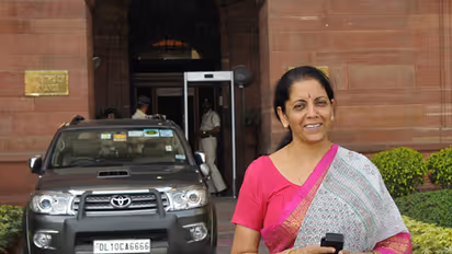 ദുരിതബാധിത പ്രദേശങ്ങള് സന്ദര്ശിക്കാന് പ്രതിരോധമന്ത്രി കേരളത്തിലെത്തി