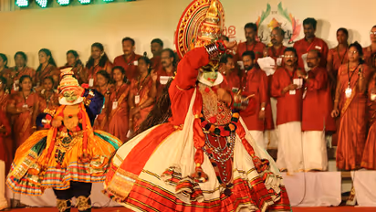 കലോത്സവം: കോഴിക്കോടും പാലക്കാടും തമ്മിൽ ഇഞ്ചോടിഞ്ച് പോരാട്ടം