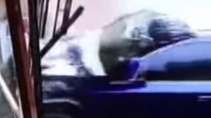 ബ്രേക്കിനു പകരം ചവിട്ടിയത് ആക്സിലറേറ്റര്; വണ്ടി ഹോട്ടലില് കയറി