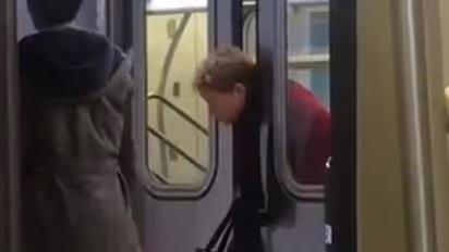 ട്രെയിനിന്റെ വാതിലില് തല കുടുങ്ങിയ സ്ത്രീയുടെ ദൃശ്യങ്ങള് വൈറല്