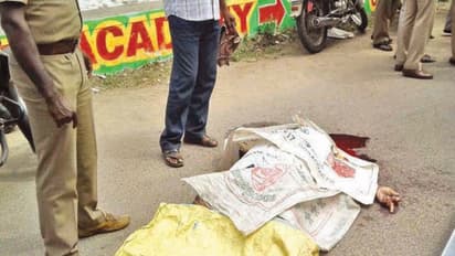 பட்டப்பகலில் ரியல் எஸ்டேட் உரிமையாளர் ஓட ஓட வெட்டிக்கொலை; மர்ம கும்பல் தப்பியோட்டம்...