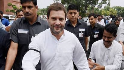 కశ్మీర్ కు రాహుల్ టీం: ఎయిర్ పోర్ట్ లో అడ్డుకున్న పోలీసులు, పరిస్థితి ఉద్రిక్తం