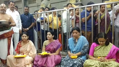 యాదగిరీశుడి సన్నిధిలో స్మితా సబర్వాల్