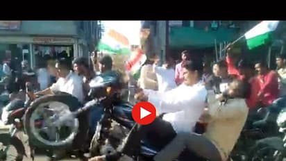 బైక్ స్టంట్ చేస్తూ ఎలా పడ్డాడంటే (వీడియో)