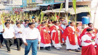 குருத்தோலைகளை கையில் ஏந்தி ஊர்வலம்; குருத்தோலை ஞாயிற்றில் கிறித்தவர்கள் சிறப்பு வழிப்பாடு…