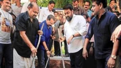 துடைப்பத்தை பிடித்தார் நடிகர் மோகன்லால் பிரதமர் மோடியின் தூய்மை சேவை இயக்கத்துக்கு ஆதரவு!