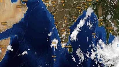 கடலோர மாவட்டங்களை புரட்டிப் போடுமா ? தீவிரமடையும் வட கிழக்கு பருவமழை.. என்னபாடு படுத்தப் போகுதோ !!!