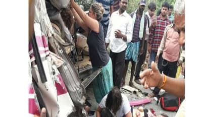 வேன் மீது மோதிய கண்டெய்னர் லாரி - ஸ்பெயின் நாட்டைச் சேர்ந்த 5 பேர் பலி!!