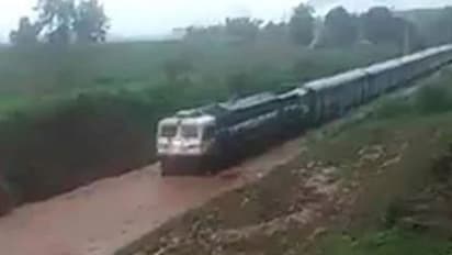 കനത്ത മഴയില് ട്രാക്ക് വെള്ളത്തിനടിയില്; പെരുമഴയില് കുടുങ്ങി ട്രെയിനും യാത്രക്കാരും - വീഡിയോ