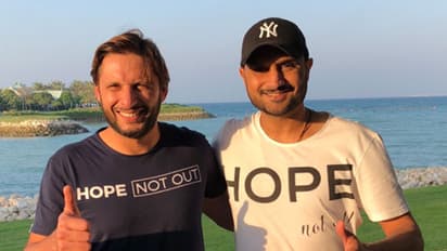 കളത്തിന് പുറത്ത് കൈകോര്ത്ത് ഹര്ഭജന് സിംഗും ഷാഹിദ് അഫ്രിദിയും