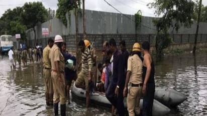 கொட்டி தீர்த்த பேய் மழை - வெள்ளக்காடாகிப் போனது பெங்களூர்!!