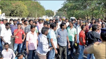 மனைவியுடன் மோட்டார் சைக்கிளில் வந்தவரை கன்னத்தில் அடித்த ஆயுதப்படை போலீஸ்; நடவடிக்கை எடுக்க கோரி மக்கள் மறியல்...