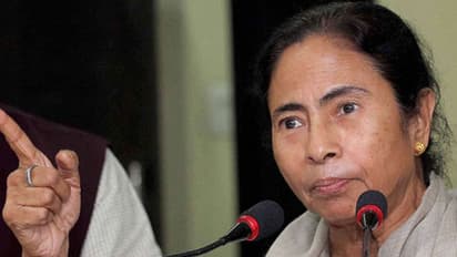 ಆಧಾರ್ ಕಾರ್ಡ್ ಕಡ್ಡಾಯ ಪ್ರಶ್ನಿಸಿ ಸುಪ್ರೀಂಕೋರ್ಟ್ ಮೆಟ್ಟಿಲೇರಿದ ಮಮತಾ ಬ್ಯಾನರ್ಜಿ