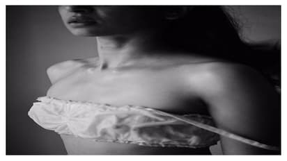 నడిరోడ్డుపై మహిళ నగ్నంగా డ్యాన్స్: వ్యక్తితో అసభ్య ప్రవర్తన