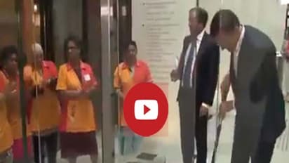 கொட்டிய காப்பியை தானே துடைத்த நெதர்லாந்து பிரதமர்...! வைரலாகும் வீடியோ