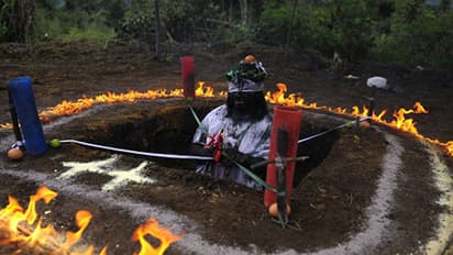 కోపంతో ఉన్న అమ్మవారు ఆవహించిందని.. పూనకం వచ్చిన మహిళను కొట్టి చంపారు