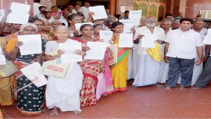 கடனை திருப்பி தர முடியாத நீ எதுக்குஉயிரோட இருக்க? – கூட்டுறவு சங்க ஊழியர்கள் அட்டூழியம்…