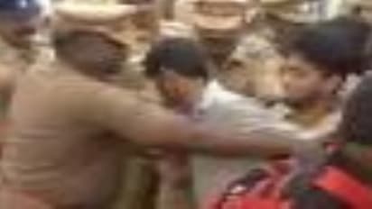 விடாது கறுப்பு …கடலுக்குள் இருந்த கறுப்பு கொடியுடன் வந்த போராட்டக்கார்கள்…