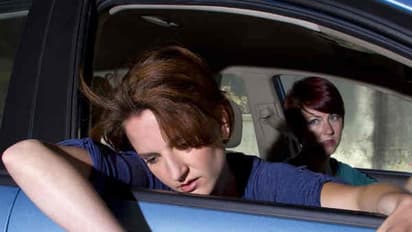 நெடுந்தூர பயணத்தின்போது குமட்டல்,  தலைவலி வருகிறதா? இதனை தவிர்க்க இதுதான் தீர்வு...