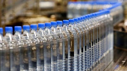 Health Tips: మినరల్ వాటర్ ని వేడి చేసి తాగొచ్చా.. అపోహలు మాని నిజాలు తెలుసుకోండి?