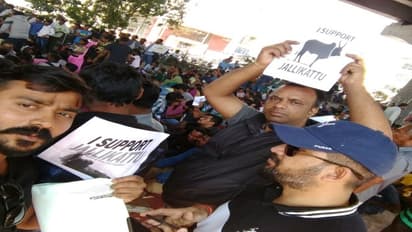 ஓசூருக்கு வந்து போராட்டத்தில் ஈடுபட்ட பெங்களூர்வாசிகள் – தொடரும் ஜல்லிக்கட்டு கோஷம்