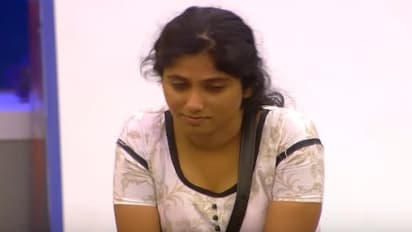 பிக் பாஸ் குடும்பத்தில் இருந்து வெளியேற்றப்பட்ட ஜூலி...