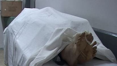 இறந்த தாயை அடக்கம் செய்யாமல்...! 5 மாதம் மகன்கள் செய்த கேவலமான செயல்...!